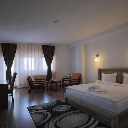 Hotel Denis Pristina Esterno foto