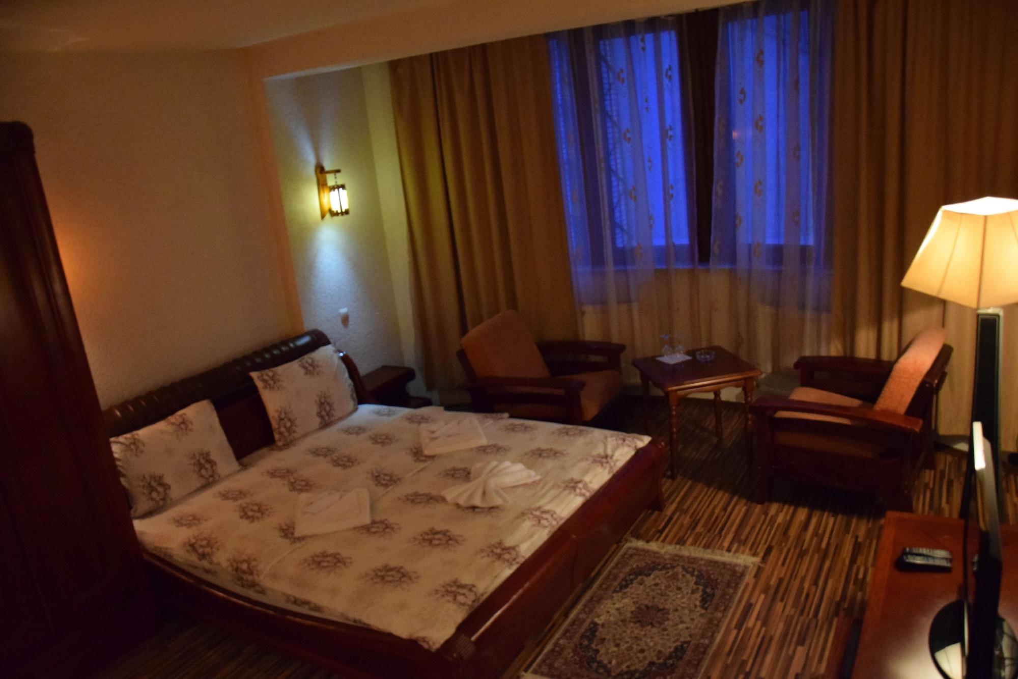 Hotel Denis Pristina Esterno foto