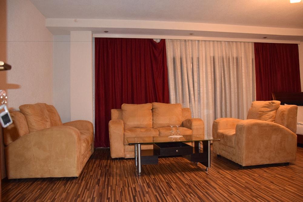 Hotel Denis Pristina Esterno foto