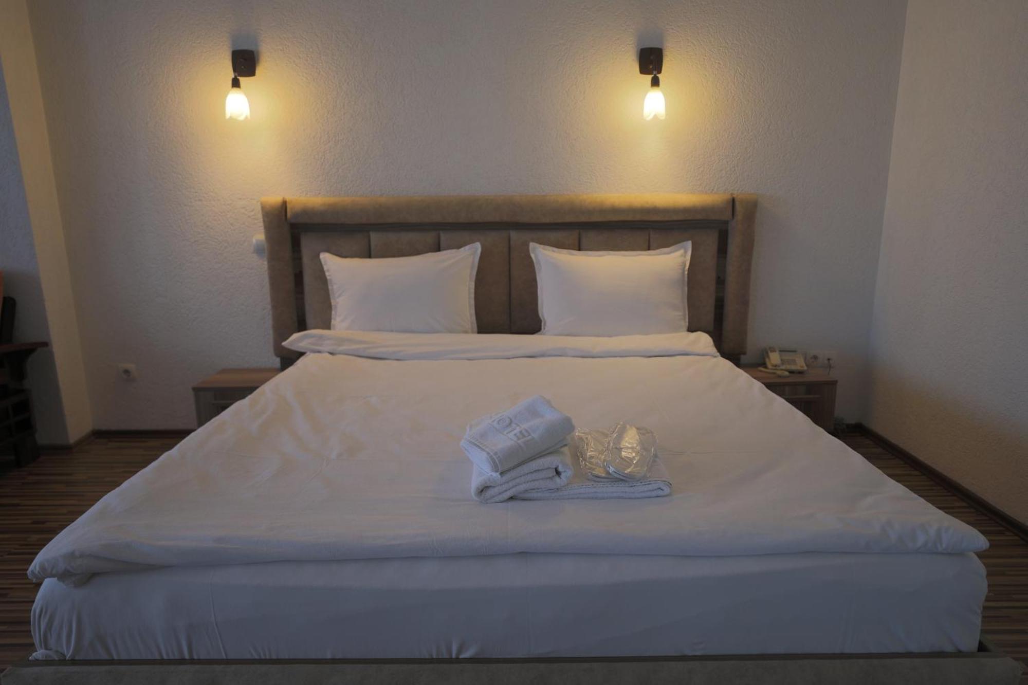 Hotel Denis Pristina Esterno foto