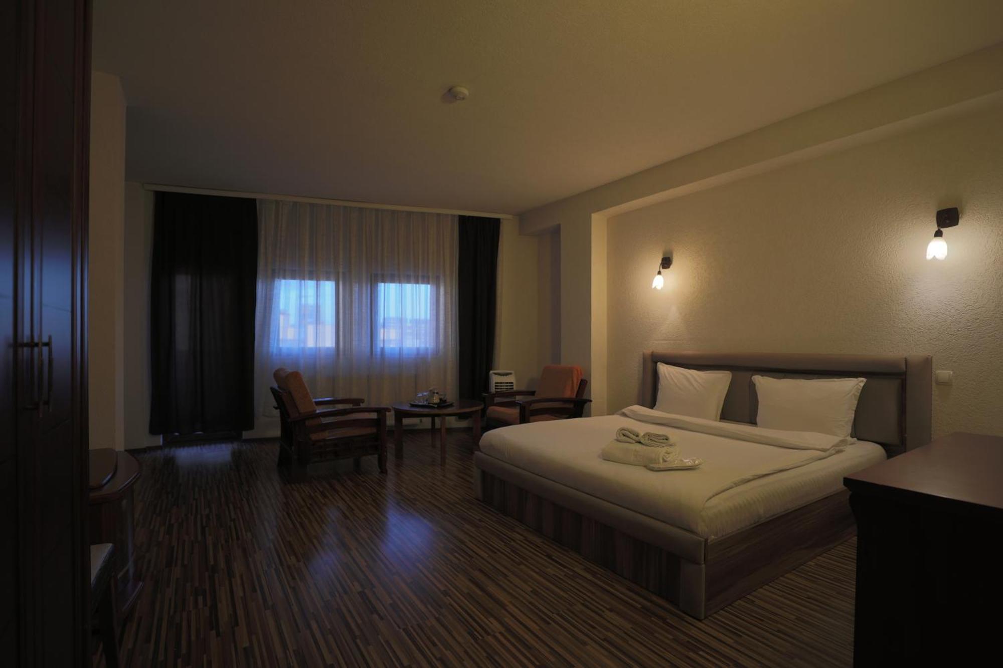 Hotel Denis Pristina Esterno foto
