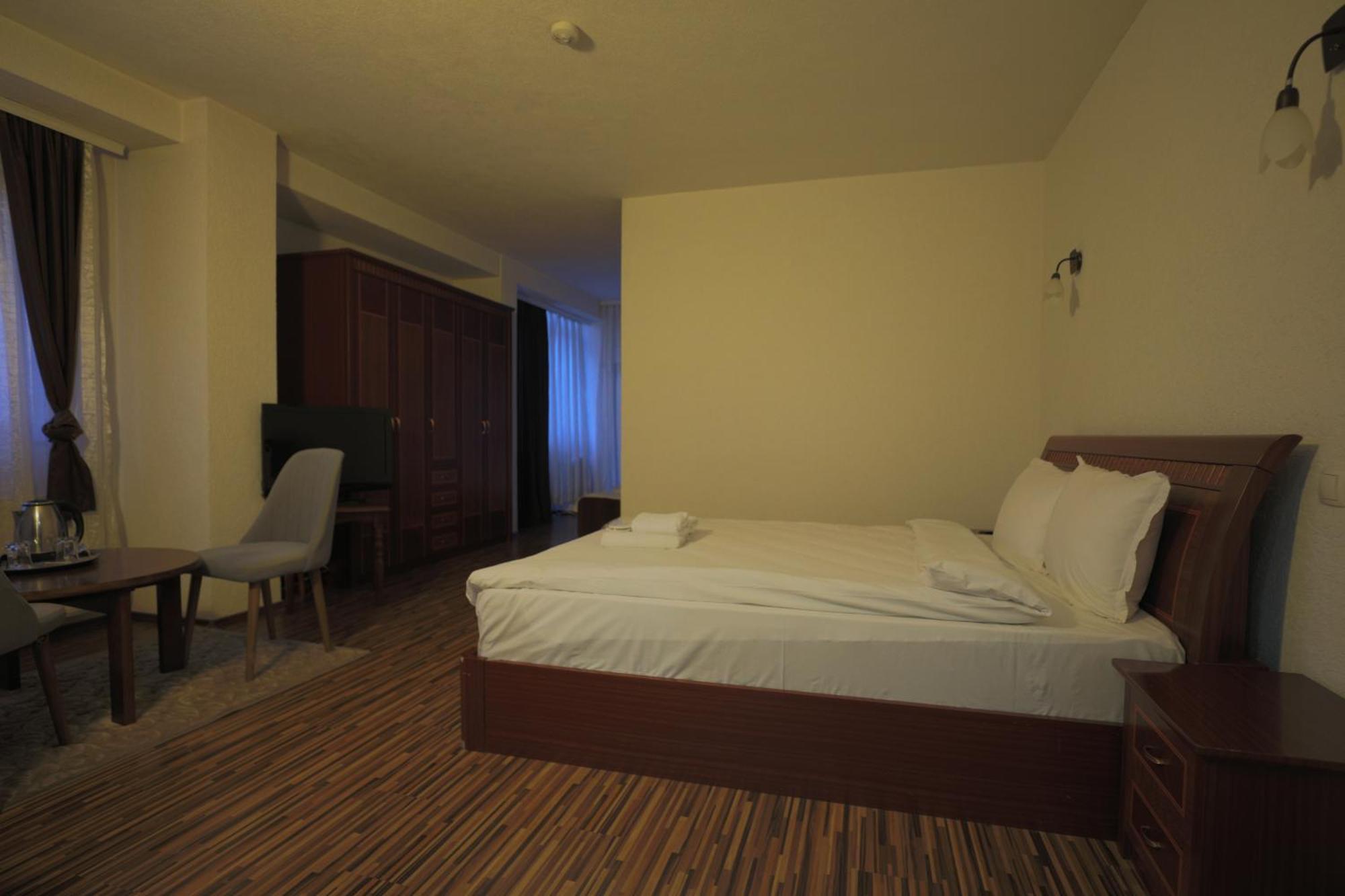 Hotel Denis Pristina Esterno foto