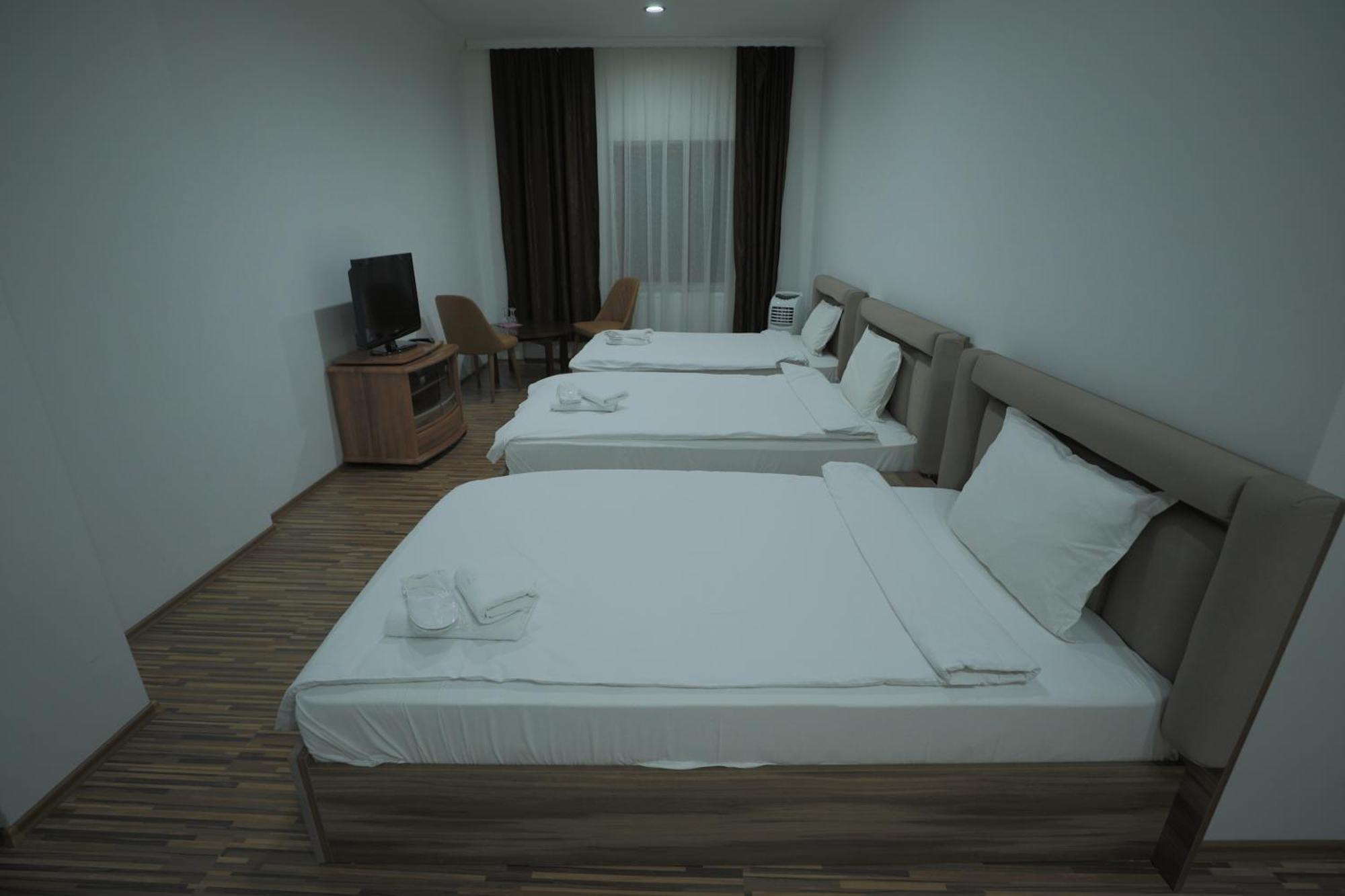 Hotel Denis Pristina Esterno foto