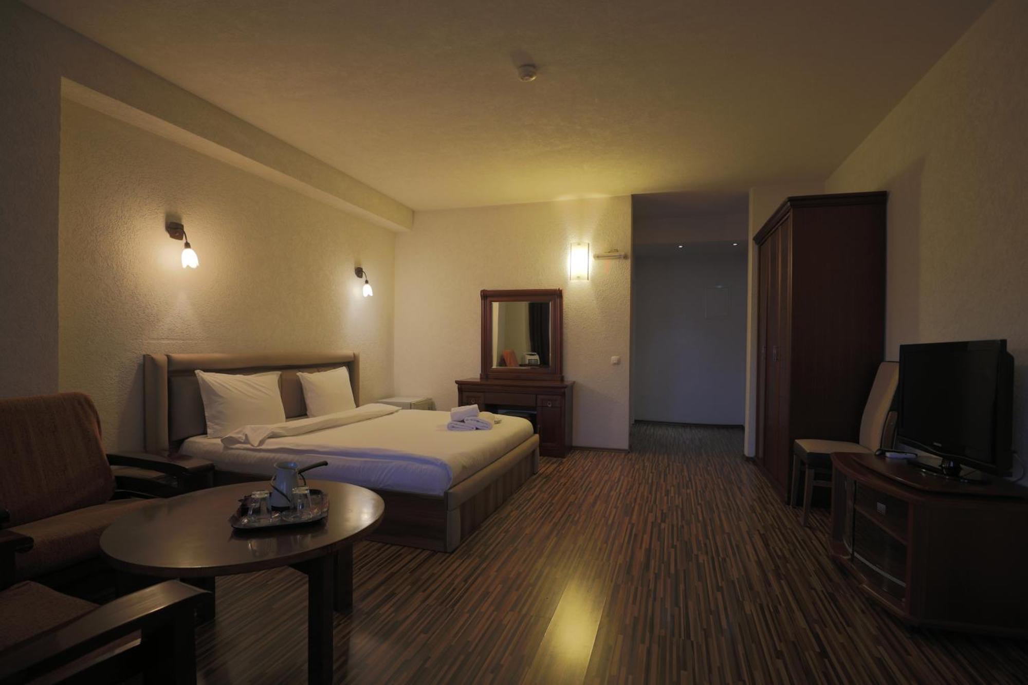 Hotel Denis Pristina Esterno foto