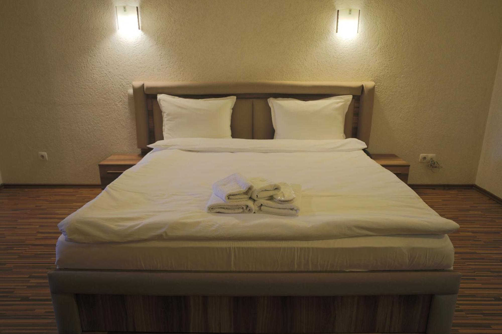 Hotel Denis Pristina Esterno foto