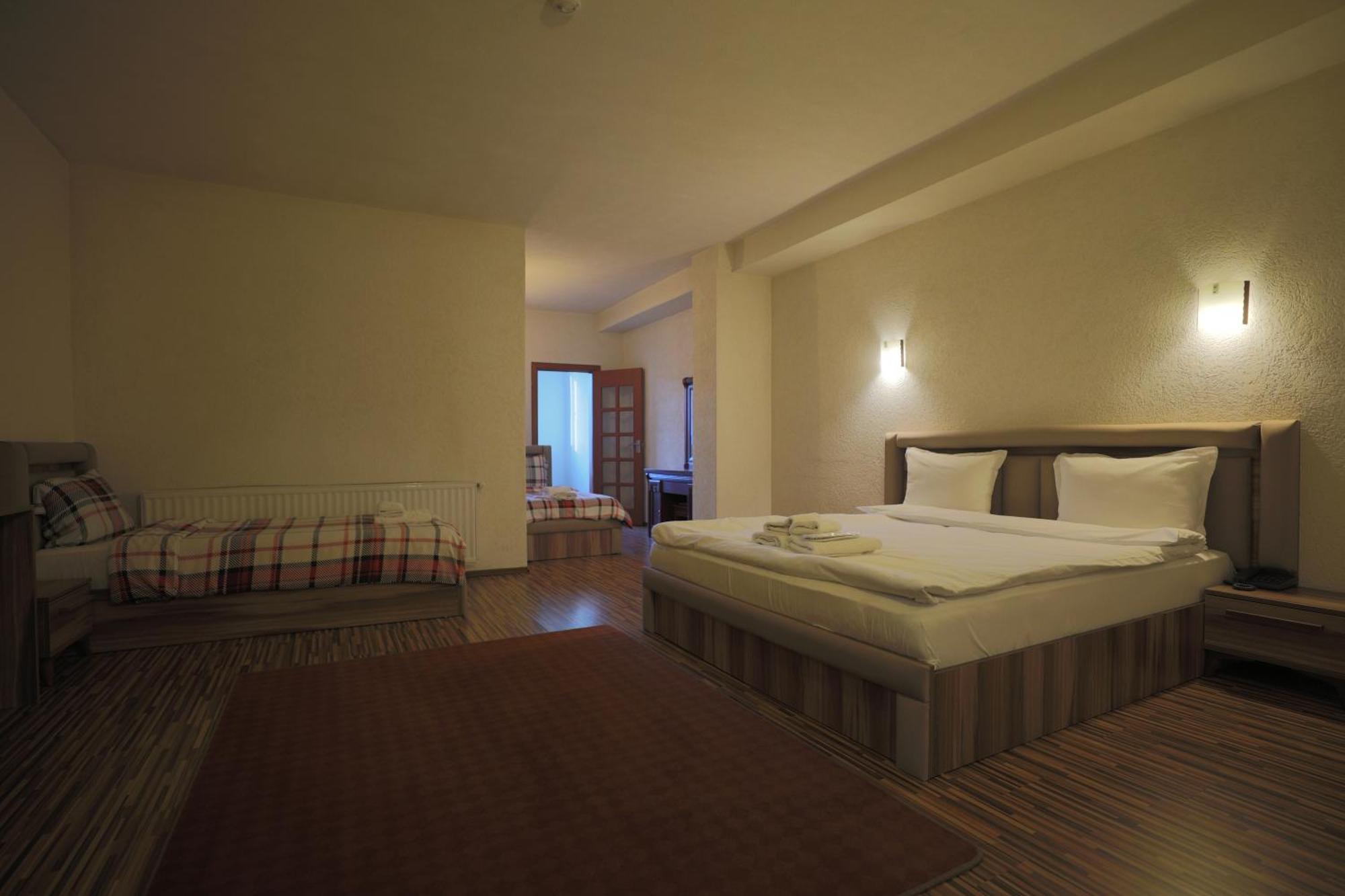 Hotel Denis Pristina Esterno foto