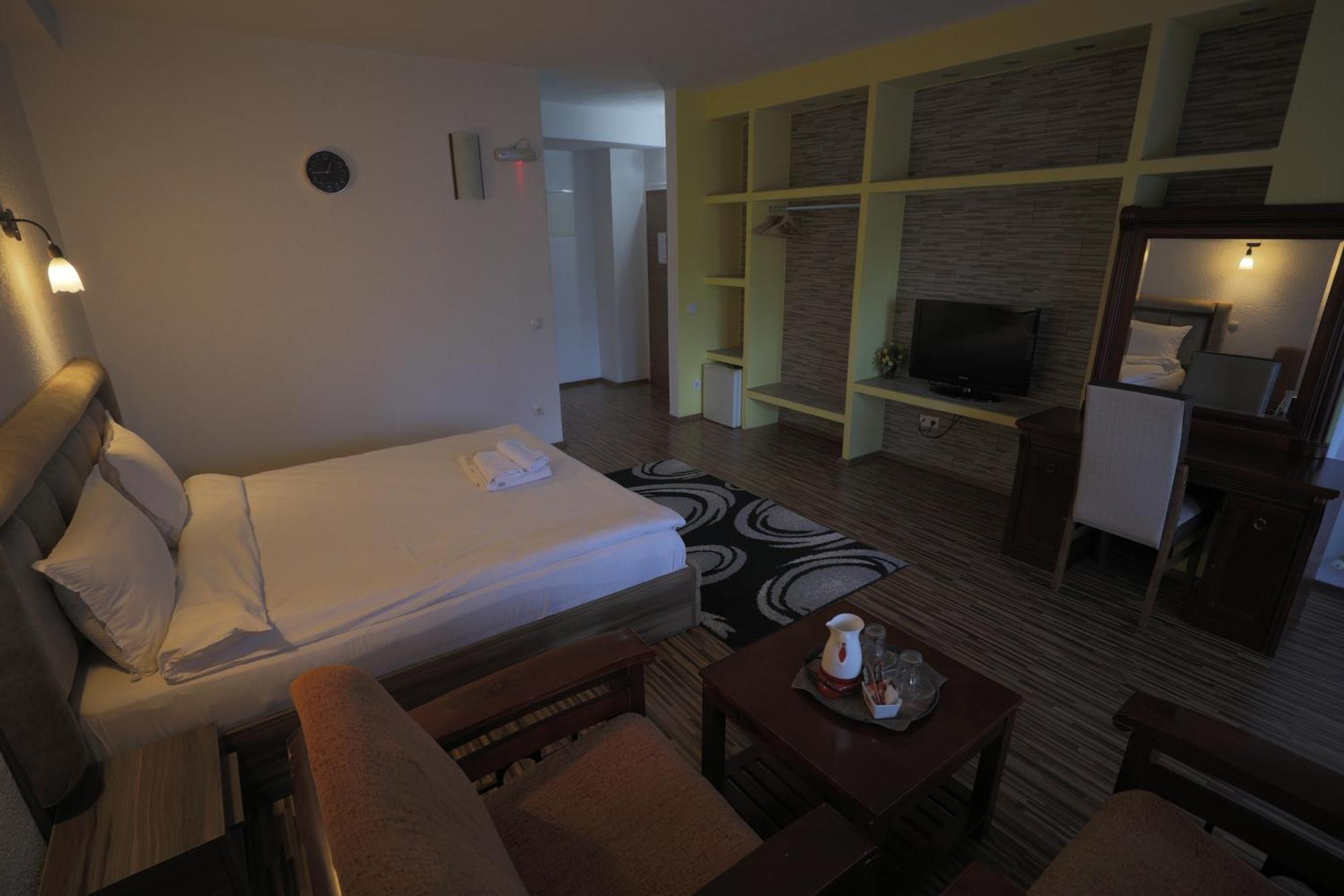 Hotel Denis Pristina Esterno foto
